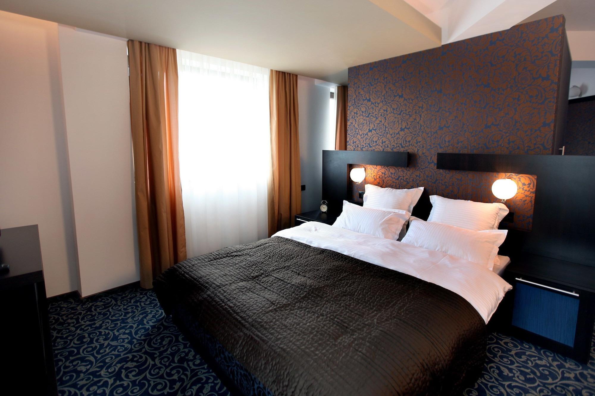 Ambiance Hotel Bukares Bagian luar foto