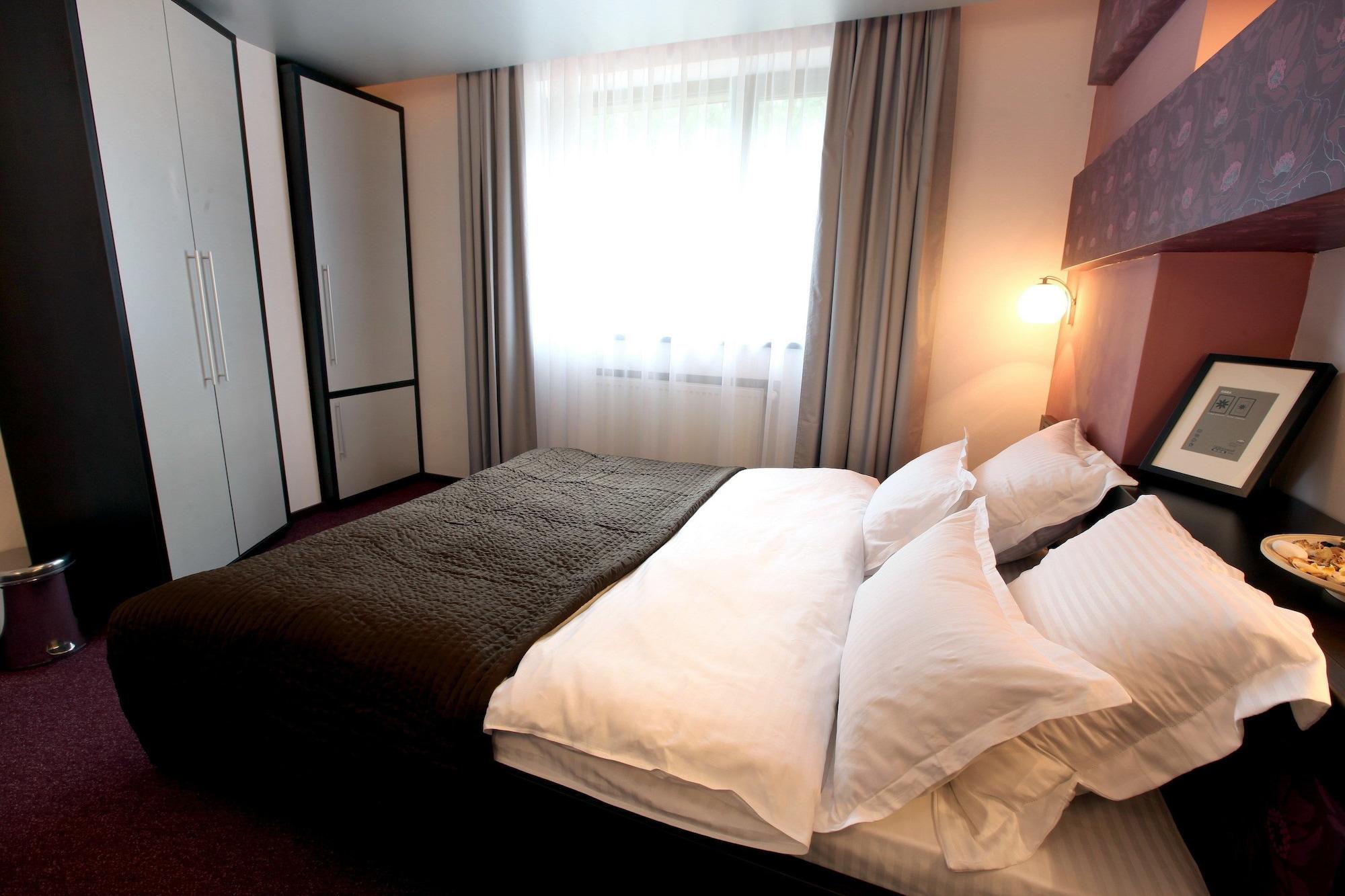 Ambiance Hotel Bukares Bagian luar foto