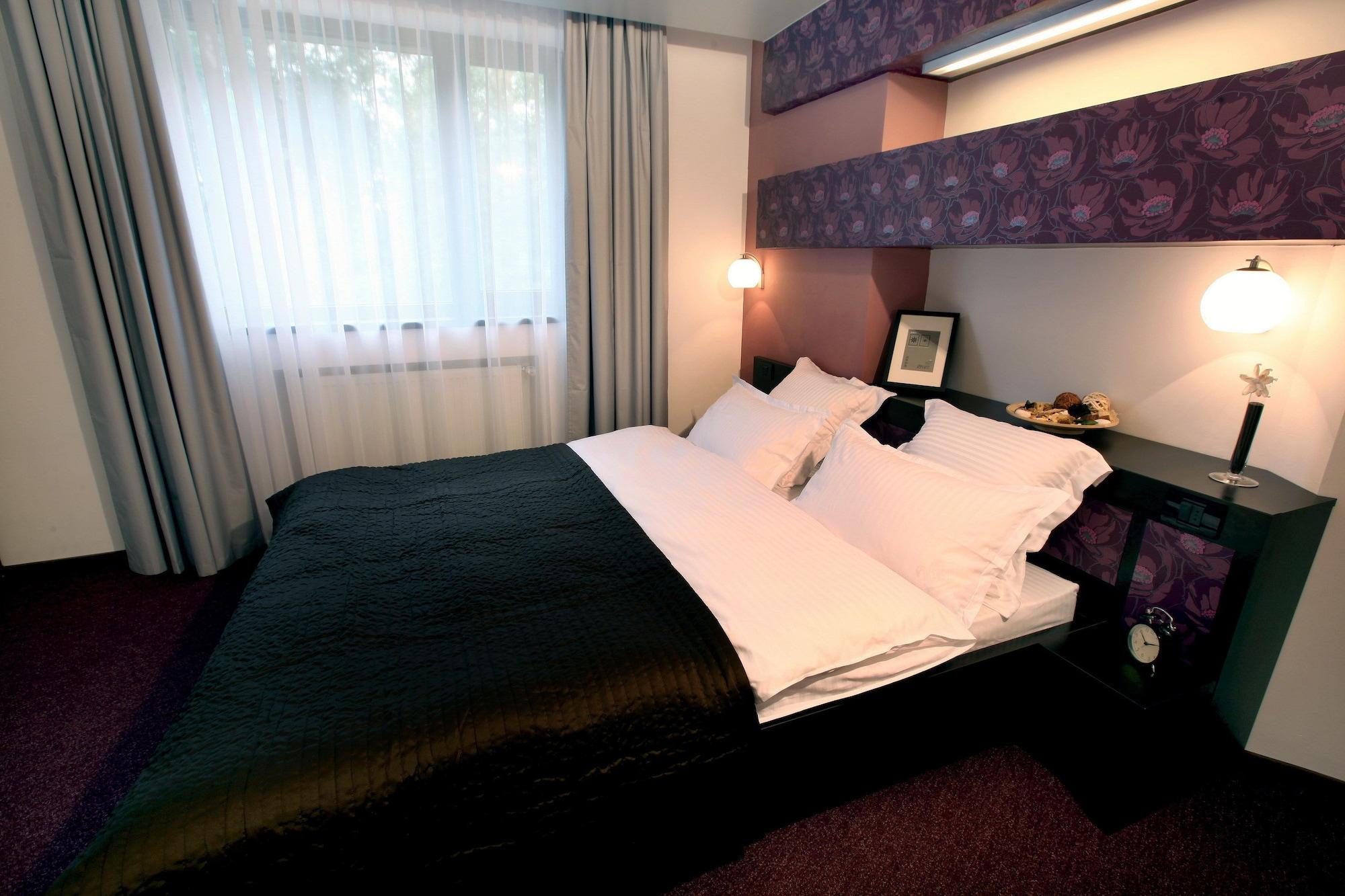 Ambiance Hotel Bukares Bagian luar foto