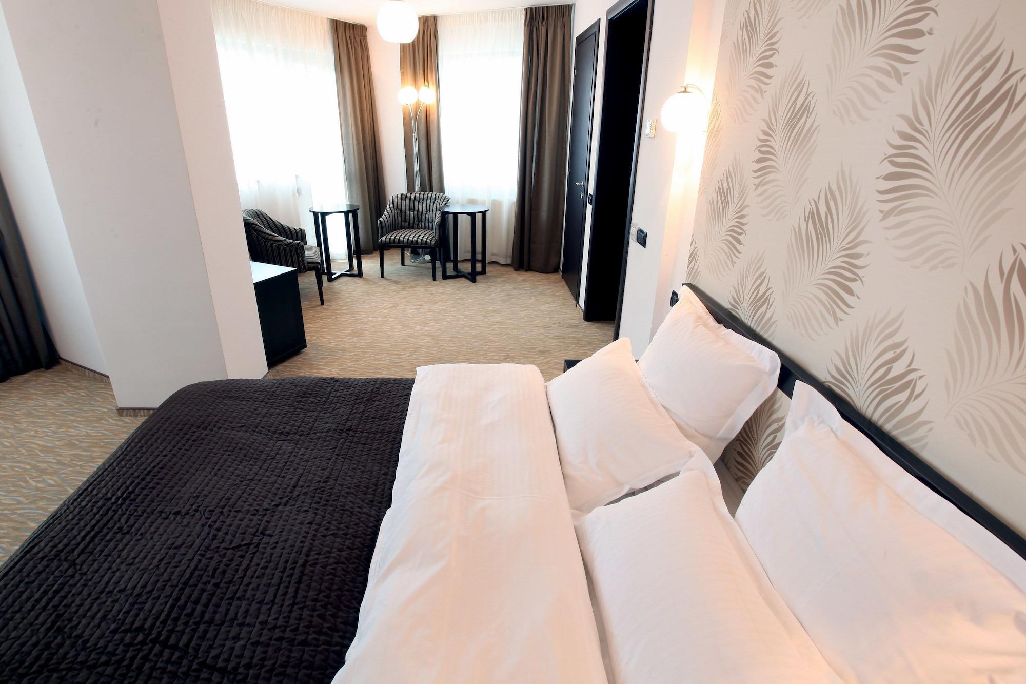 Ambiance Hotel Bukares Bagian luar foto