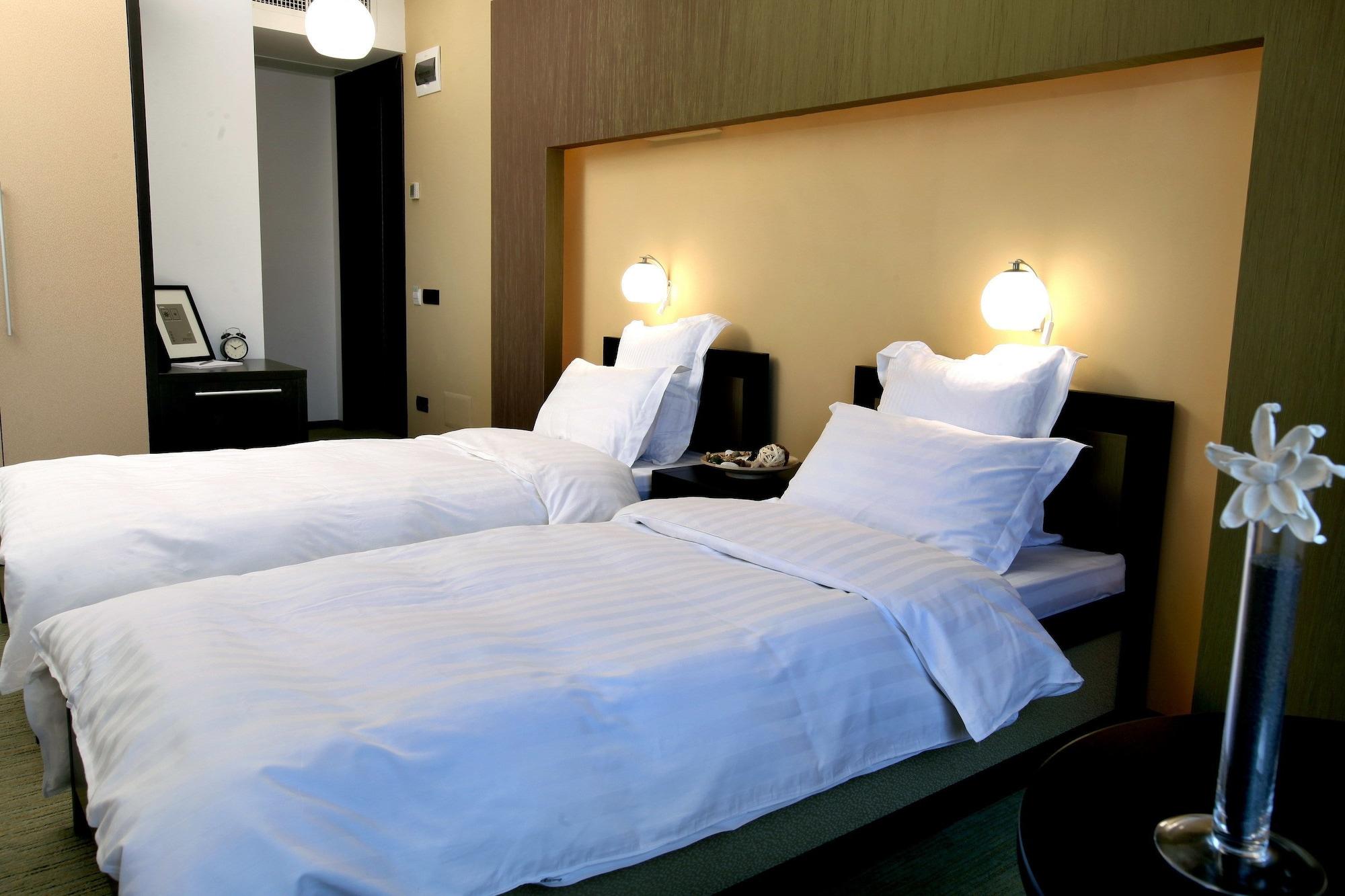 Ambiance Hotel Bukares Bagian luar foto