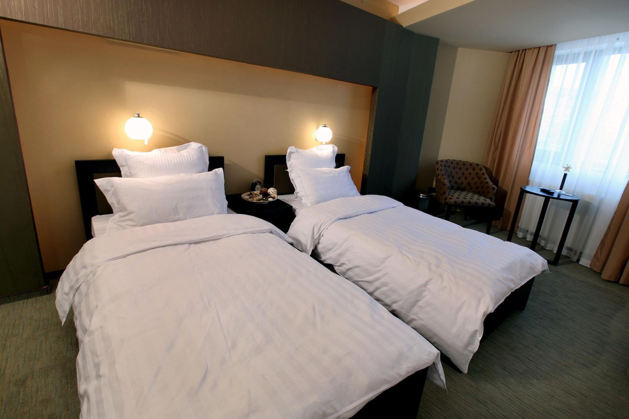 Ambiance Hotel Bukares Bagian luar foto