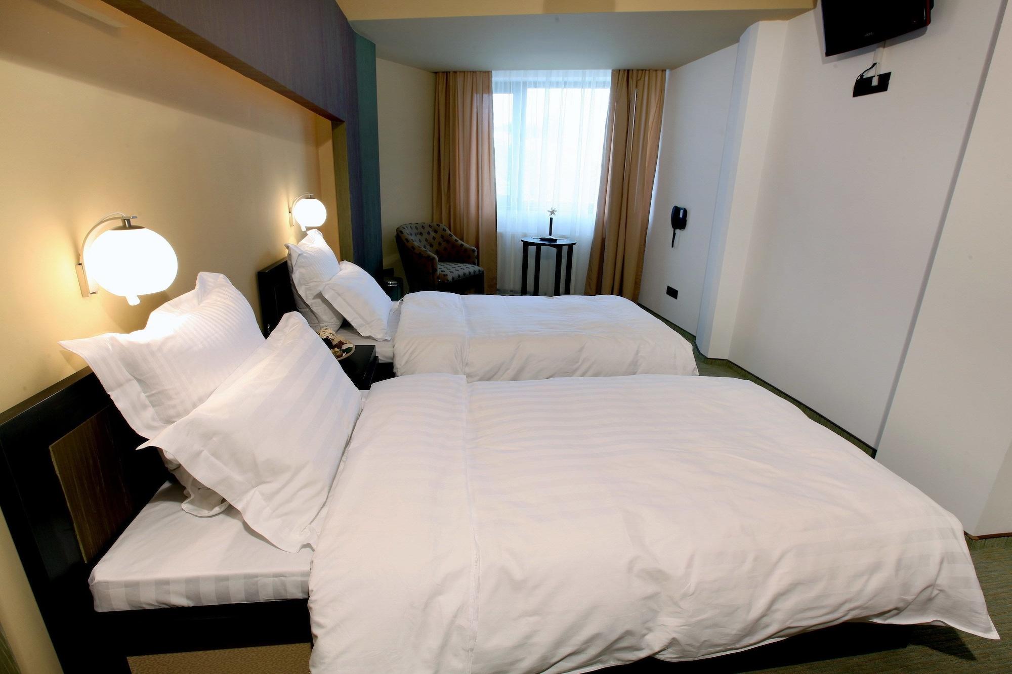 Ambiance Hotel Bukares Bagian luar foto