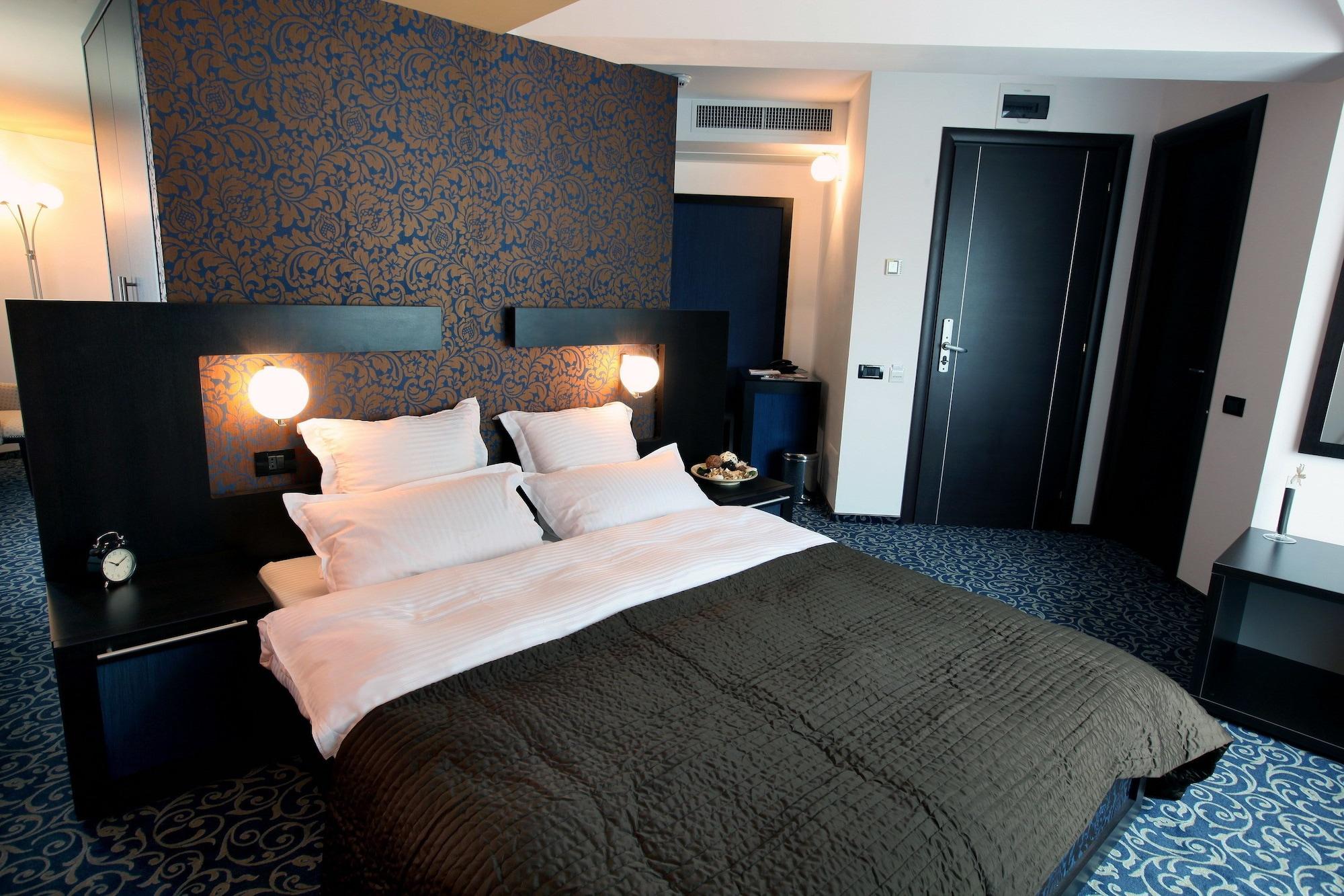 Ambiance Hotel Bukares Bagian luar foto